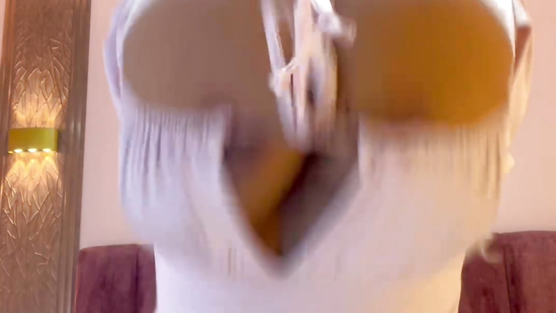 👀 Bouncing Them Out of the Dress! - clip cu Emy_leon model videochat