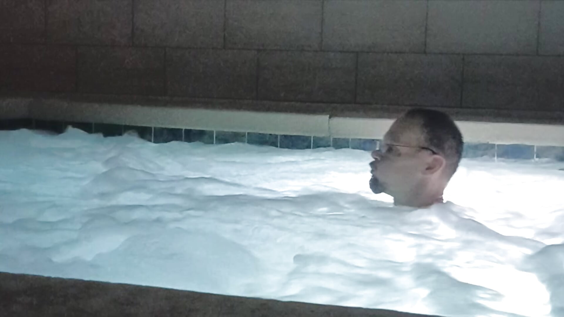 Public Jacuzzi - відео від вебкаммоделі bigraski1976