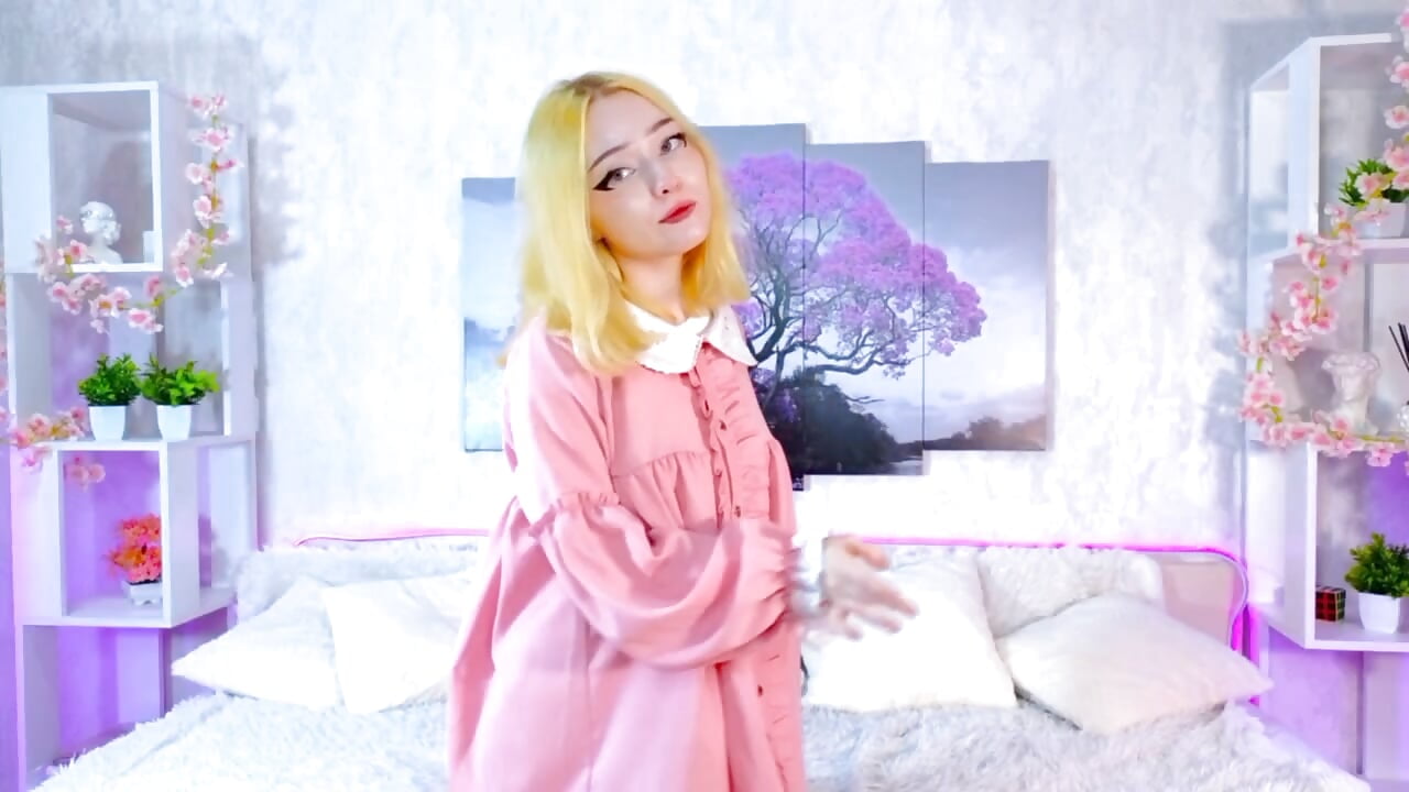 little girl's little dance🥰 - video by ElswythCovil cam model