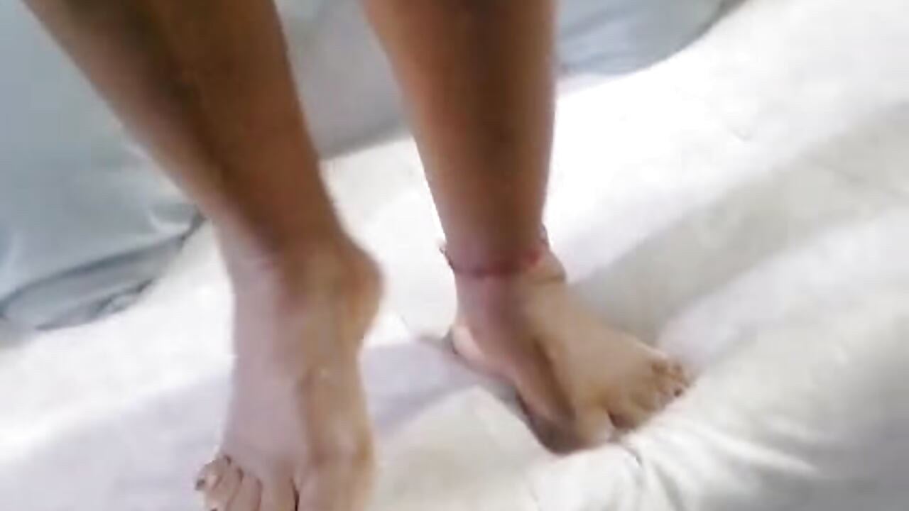 Legs + feet! – video af lola_hornei cam-model