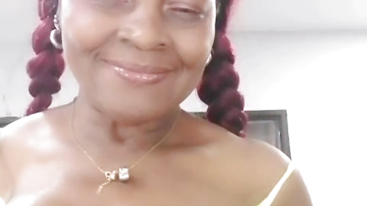 Sexy smalltits 😏 - Vídeo de lola_hornei, modelo de vídeos