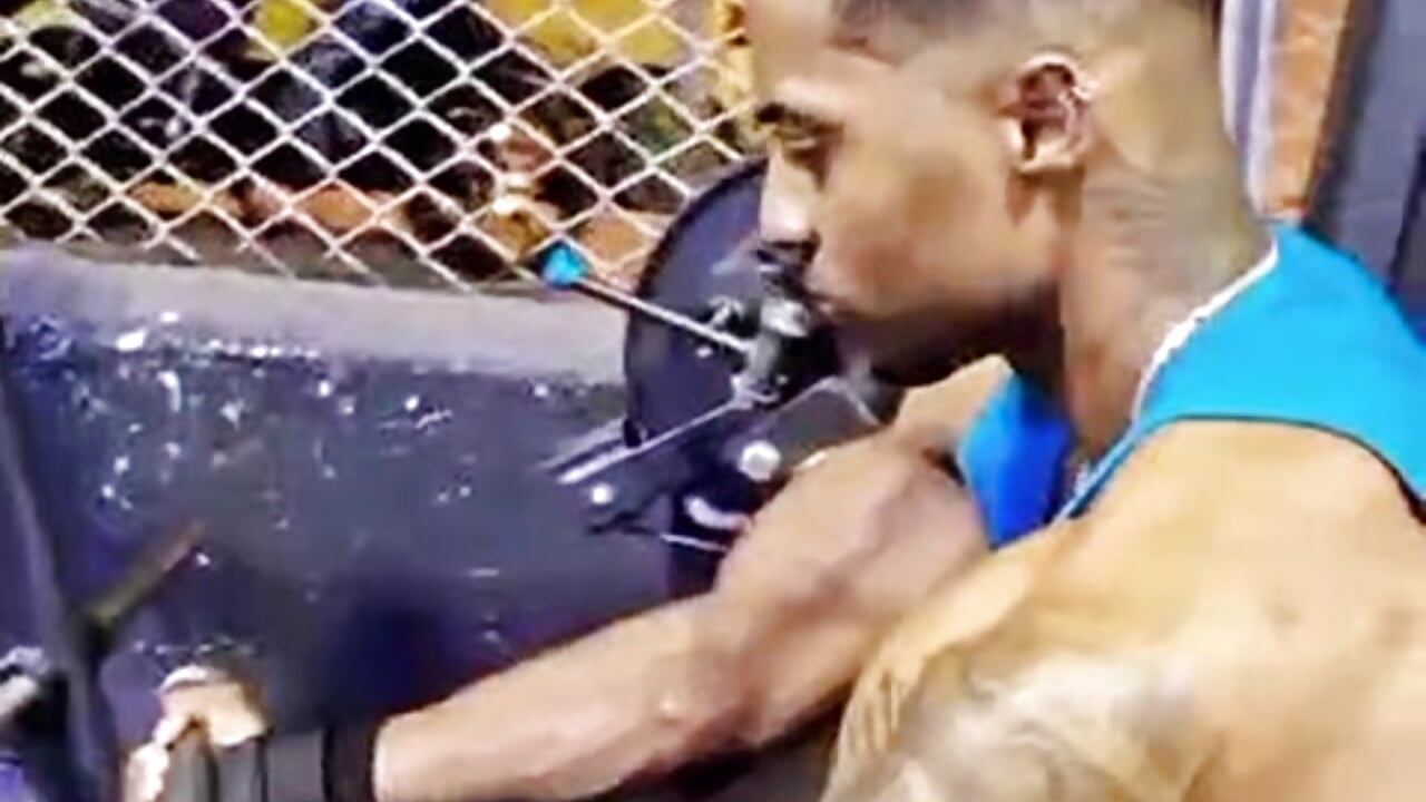 Bíceps Strong - vidéo du modèle de showcams Joseph_Fit97