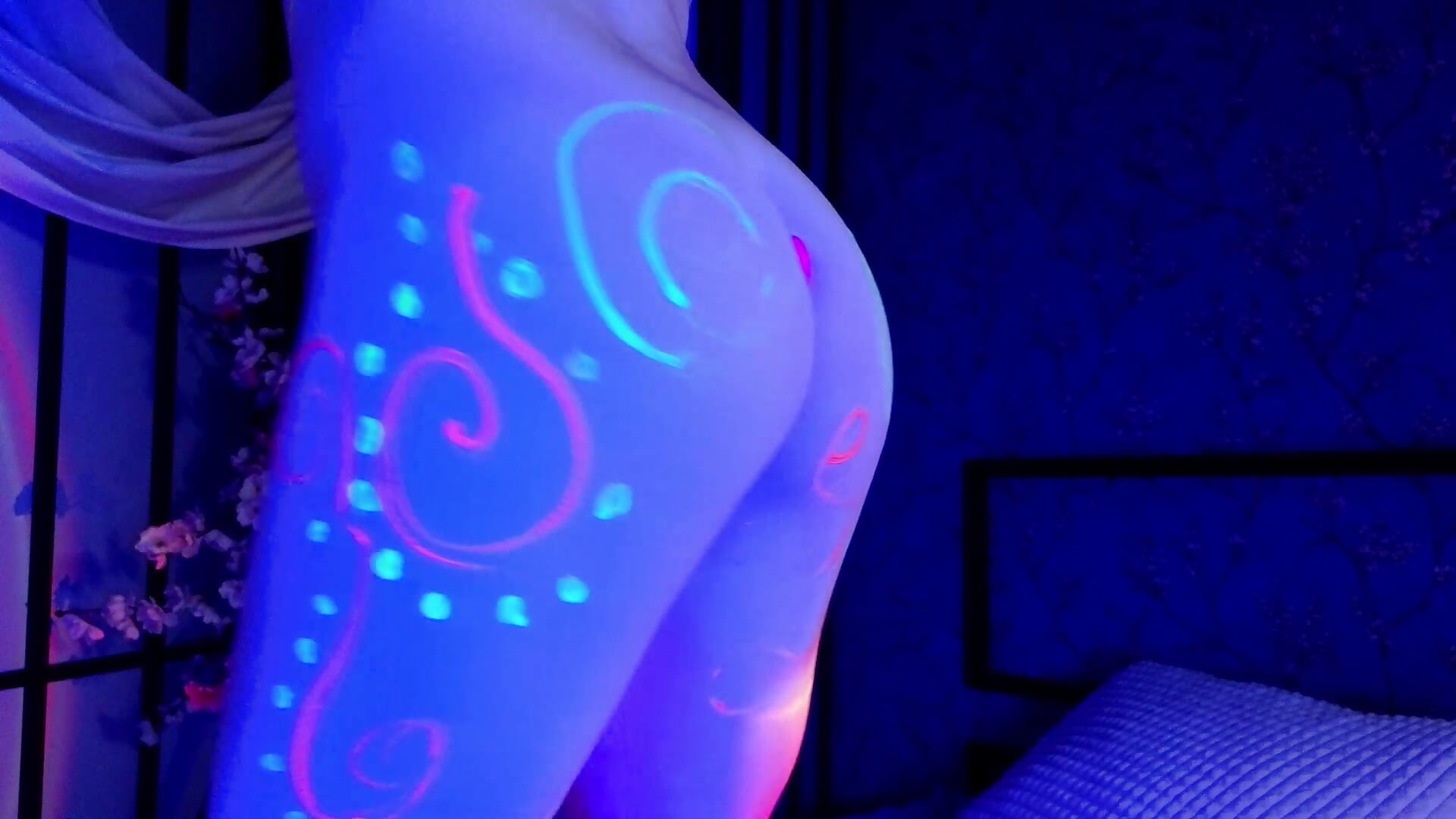 neon colors on a naked body