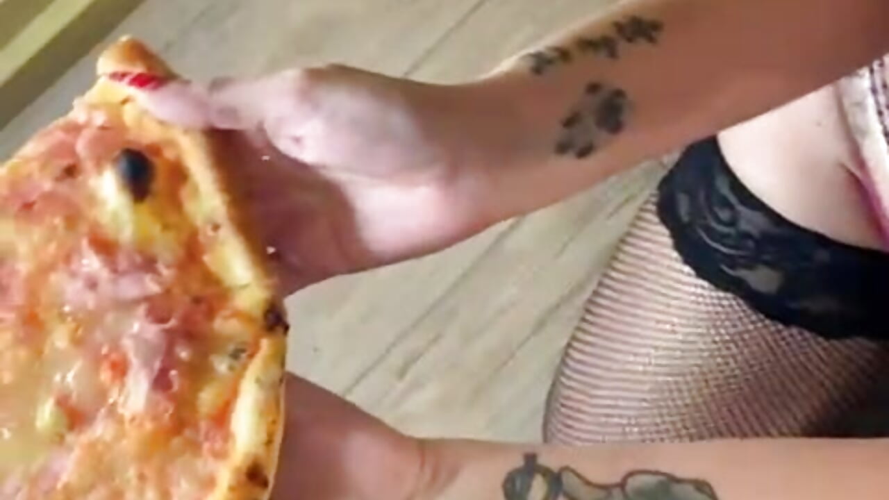PIZZA FARCITA GUSTO SBORRA - відео від вебкаммоделі sexysegretaria1