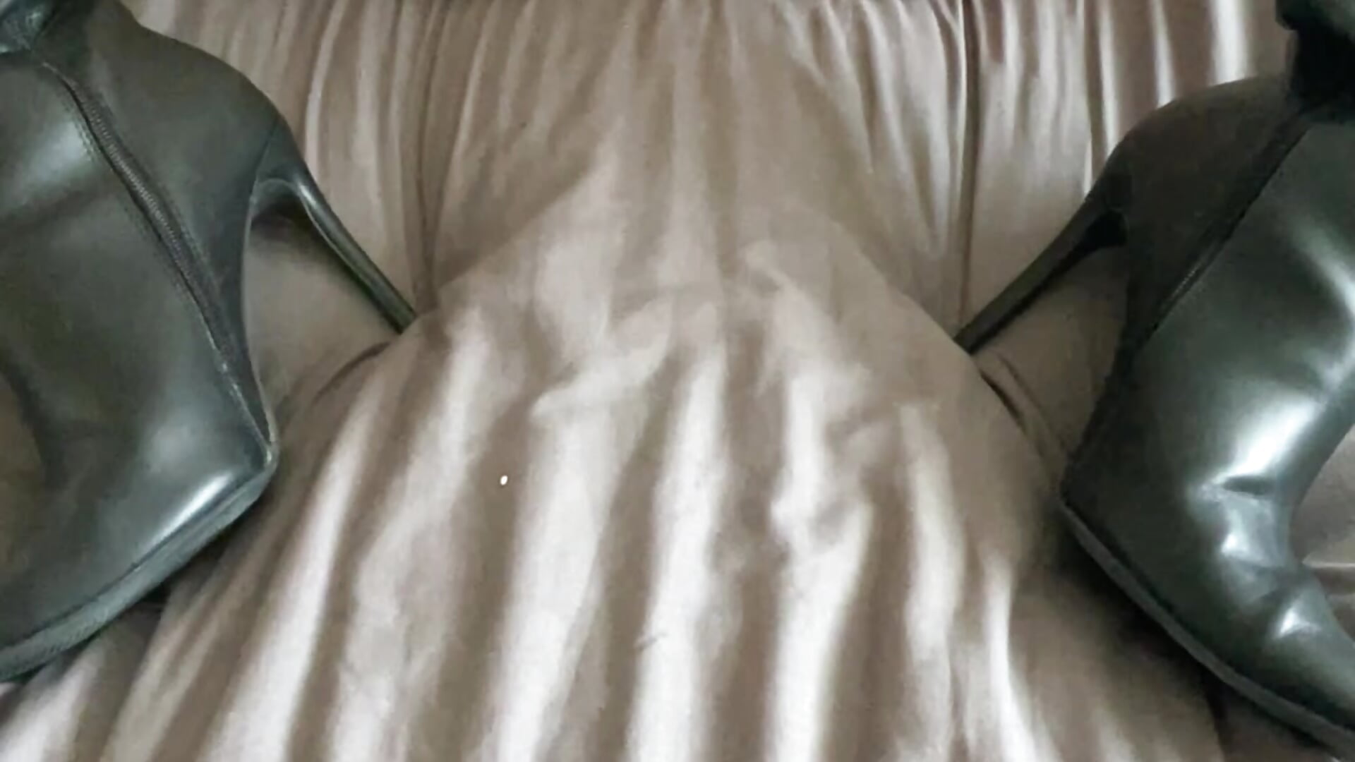 love playing with myself while waiting to go out