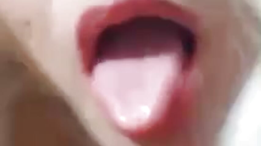 Sucking and Licking A Huge Dildo - video di Cherry_Layne modella di cam