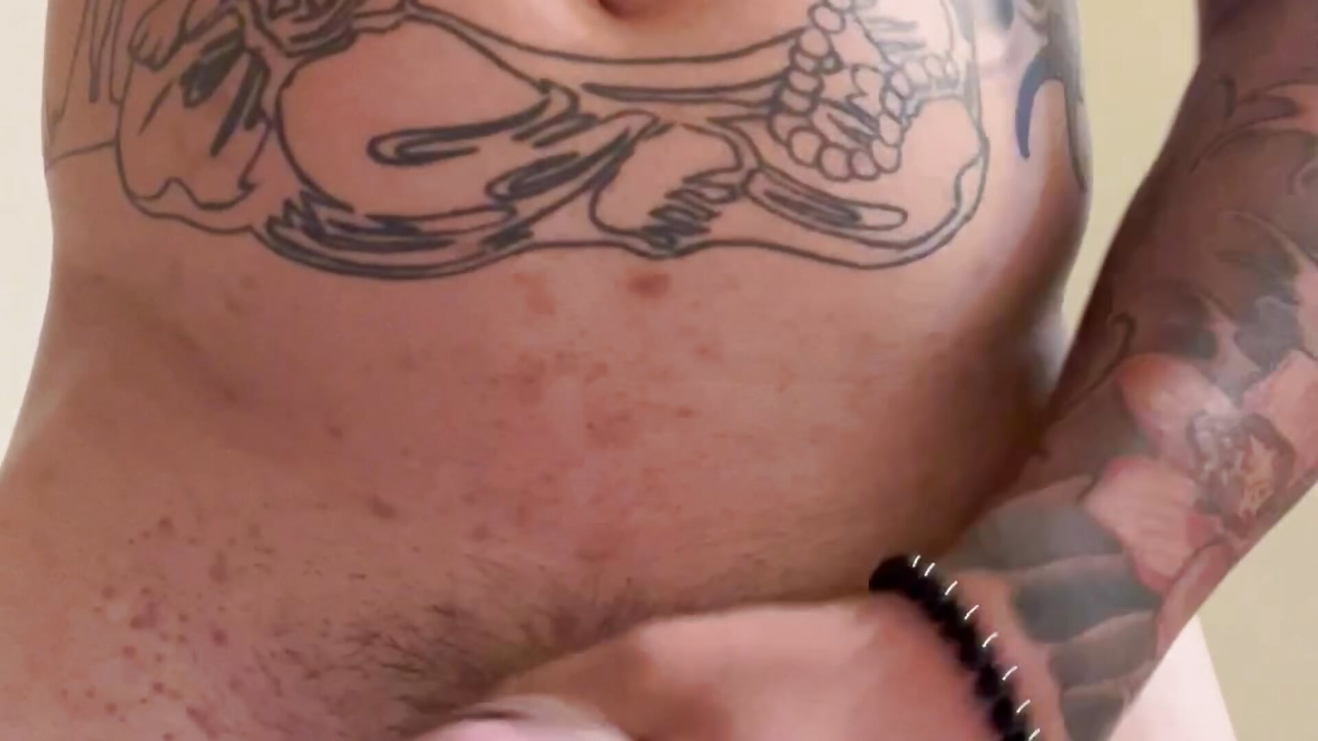 Cum shot – video modela na kameri supertattsdave