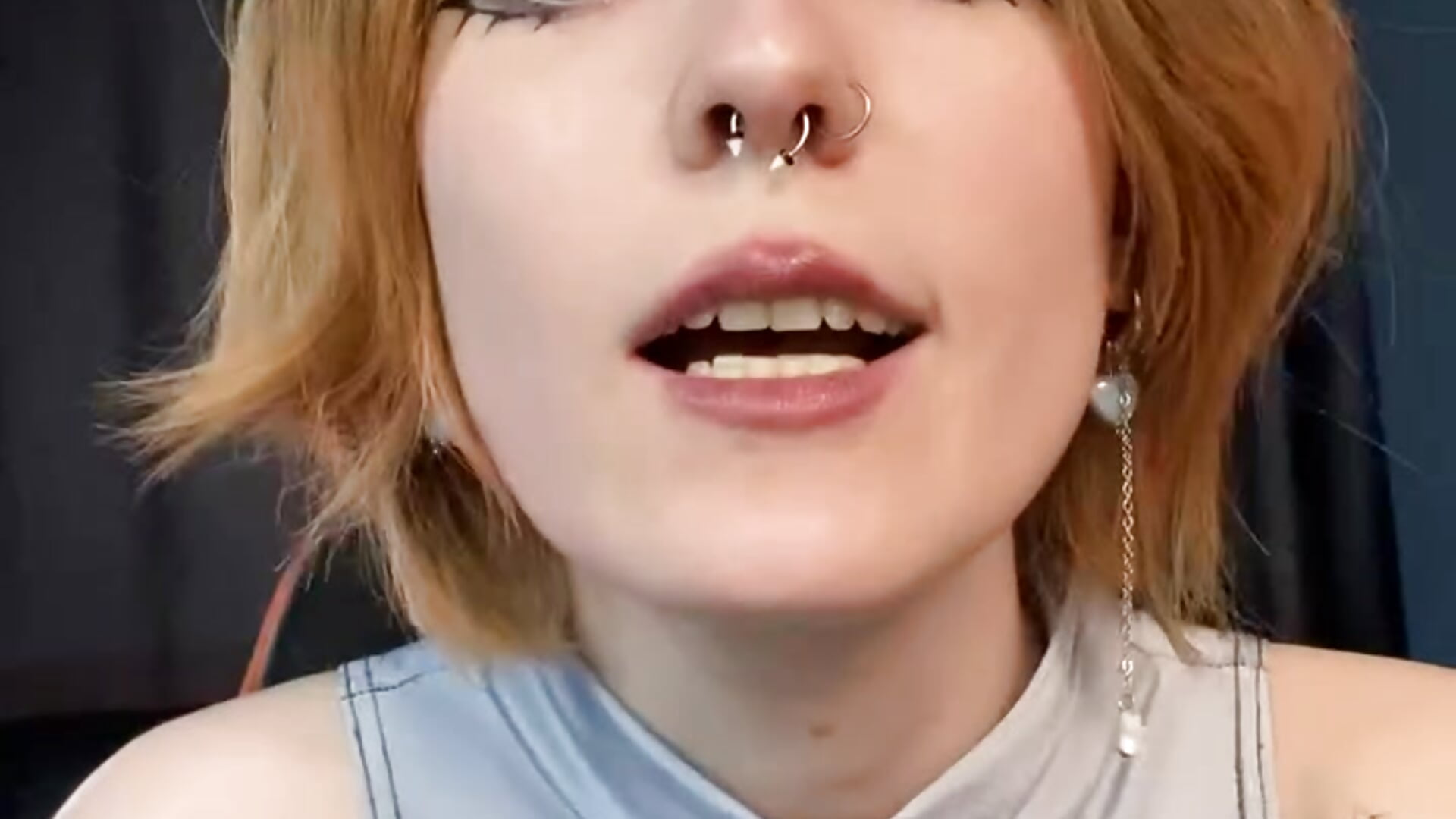 making faces hehehehe - vidéo du modèle de showcams Crackling_Tatii