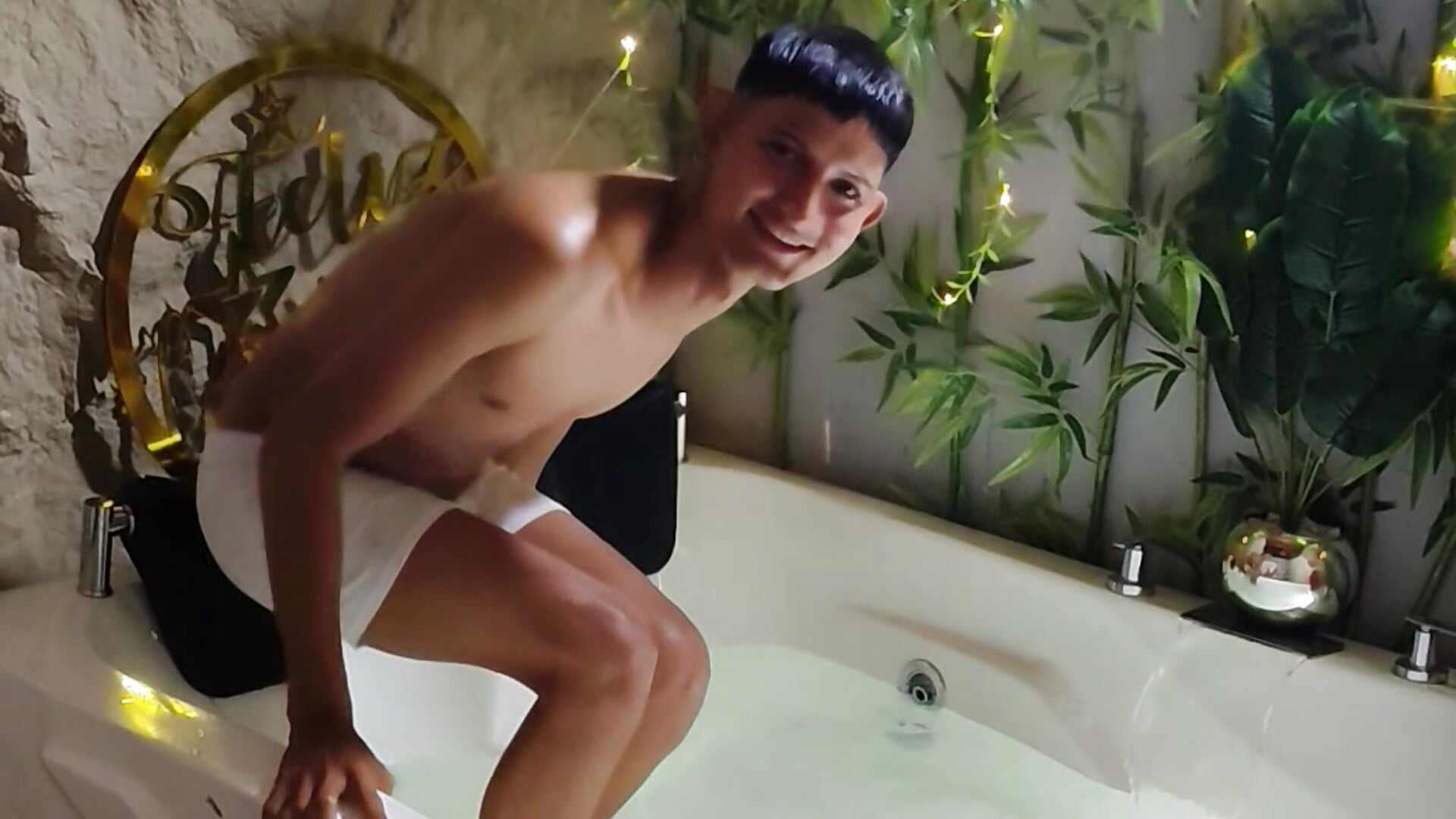This is my first time using a jacuzzi, oh my God, I'm so grateful to the person, he knows who he is.－カメラキャストのJuan_Hotcaliemteの動画