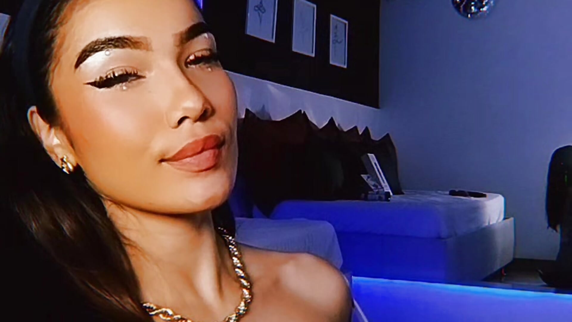 Little eyes that bewitch you 💙🖤😍 - vidéo du modèle de showcams scarlet_castro