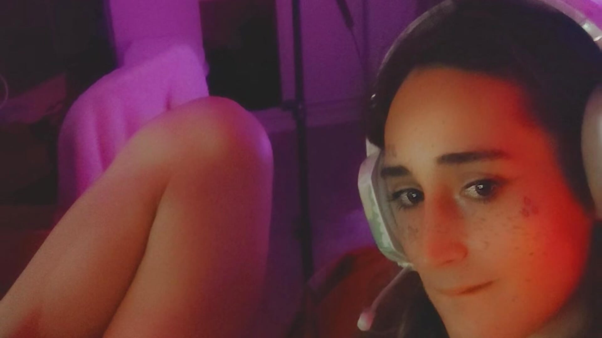 en mode gaming - video by piou-sissy cam model