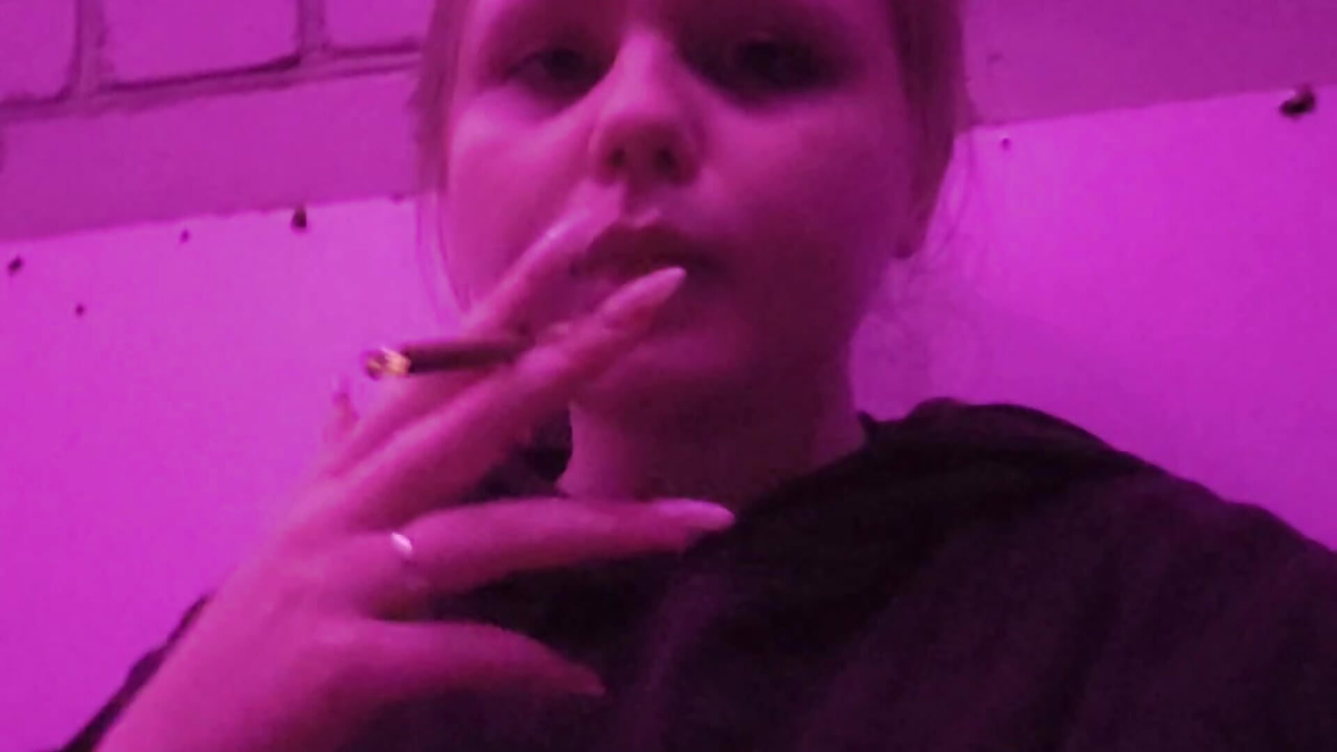 Your goddess smokes cigarettes - video di footfetish_baby modella di cam