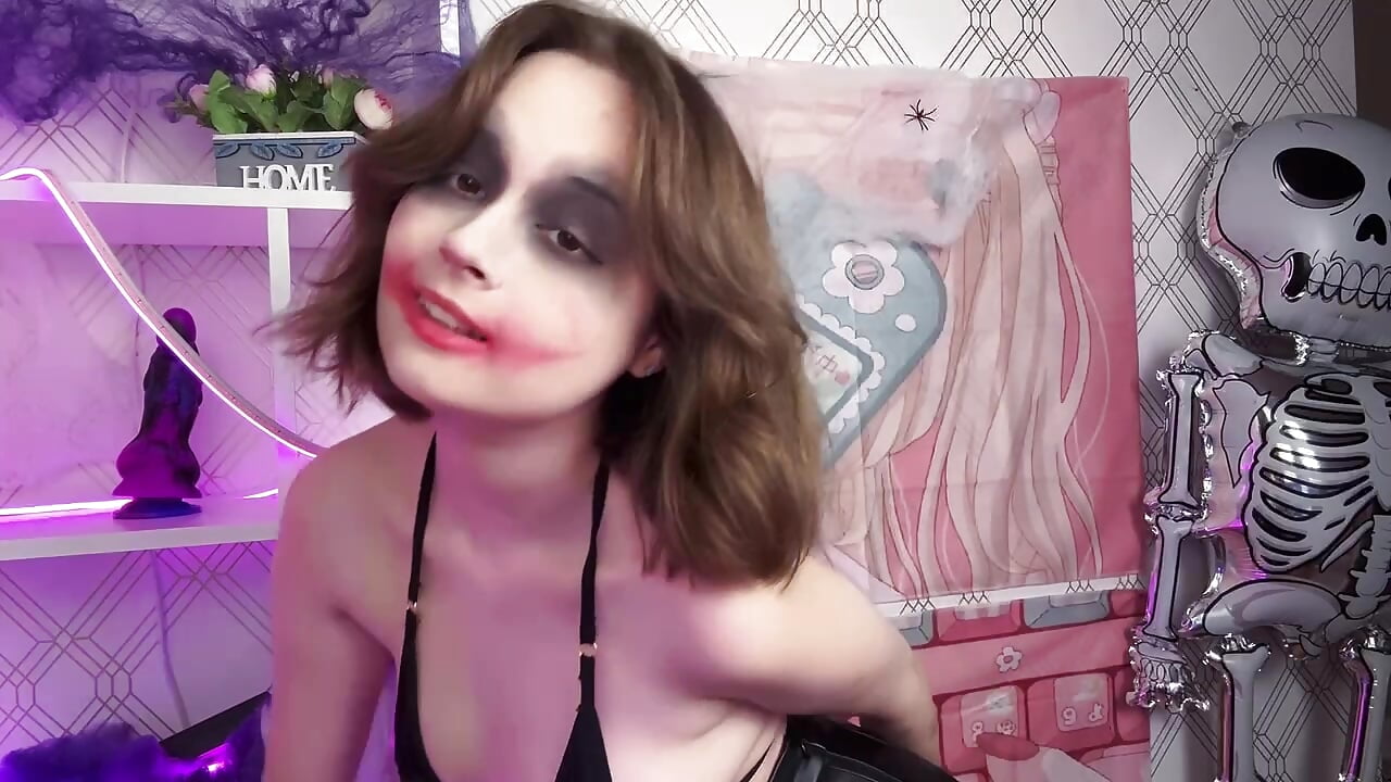 Halloween night, beautiful and terrible Mary in the image of the Joker! - βίντεο μοντέλου Mary_uw