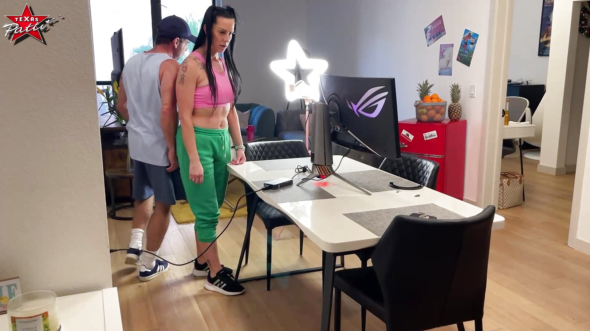 OMG! Lieferant schrottet meinen neuen Monitor - video by Texas_Patti cam model