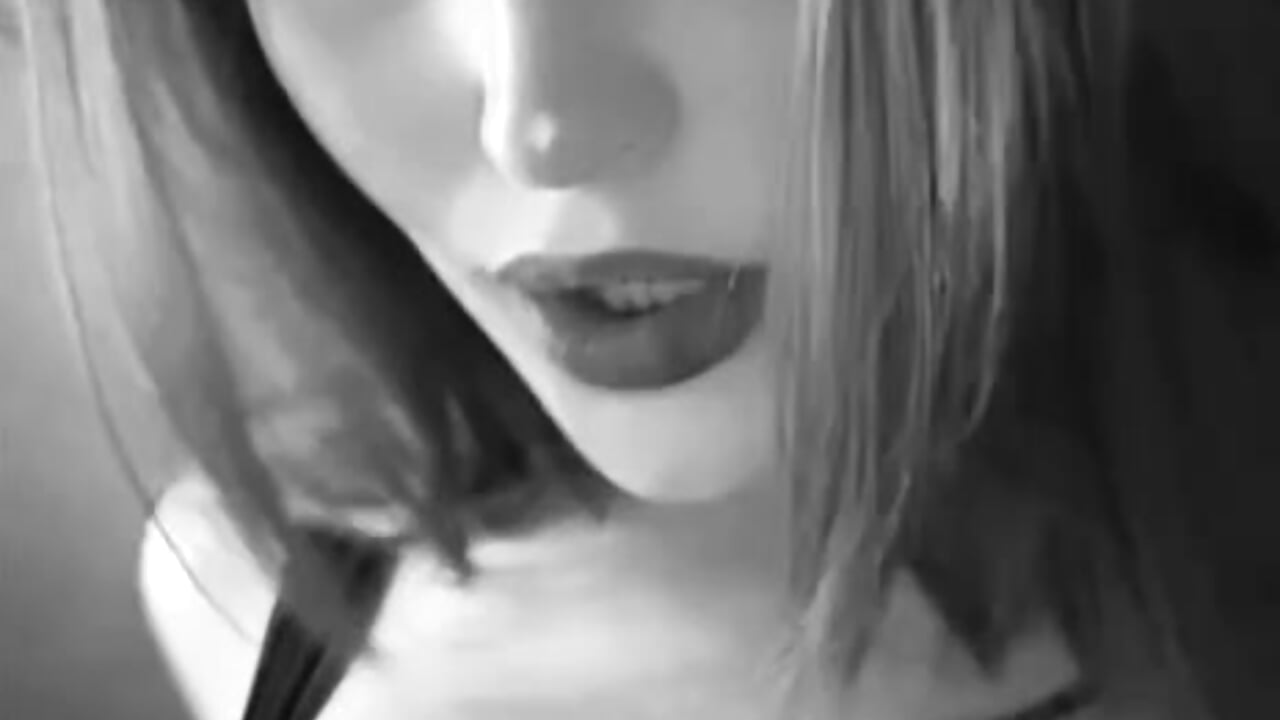 BOOOOM! - clip cu EleneHaymore model videochat