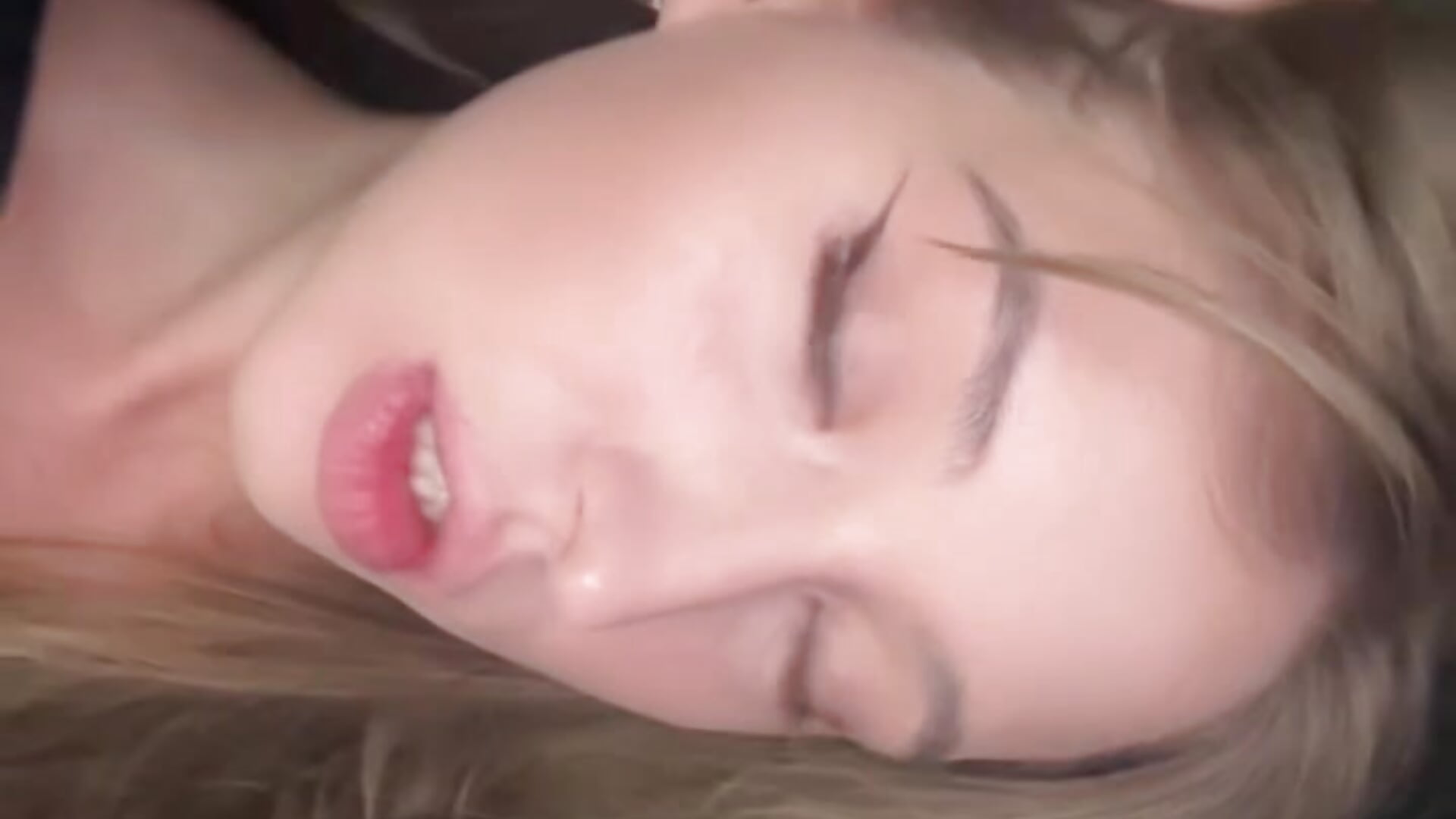 /// - LoraineLuff主播的视频