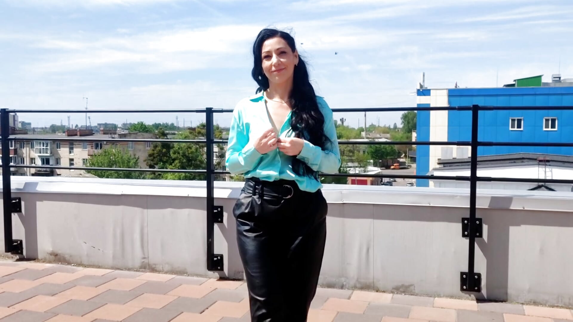 a walk above the city – video modela na kameri LiluGrants