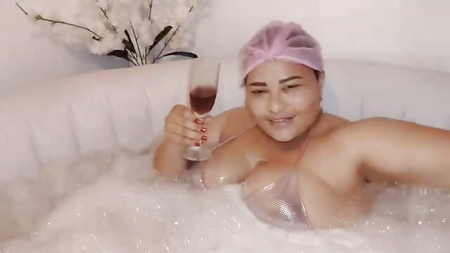 Do you excite you to imagine how the foam feels sliding over my nipples? - video di Clarigil modella di cam