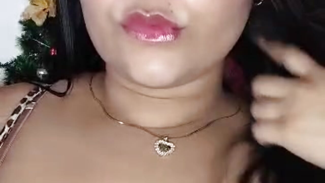 Christmas and a good walk through my delicious body - video di Clarigil modella di cam