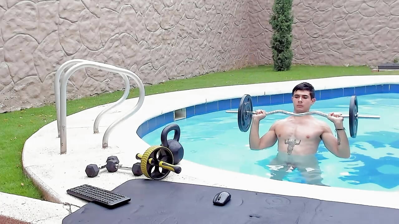 Exercise in the pool - video by Steffen_Egon cam model