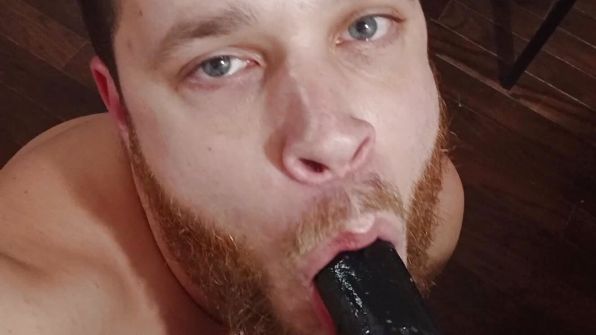 Sucking toy POV – video od webkamerové modelky SmoothFemboi865