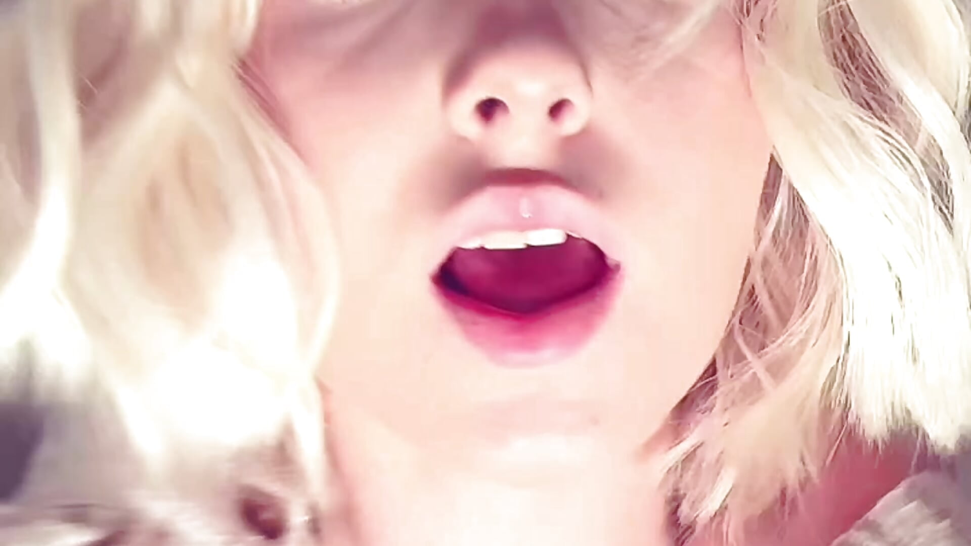 WOW??? - video oleh HollisBeckett kamera model