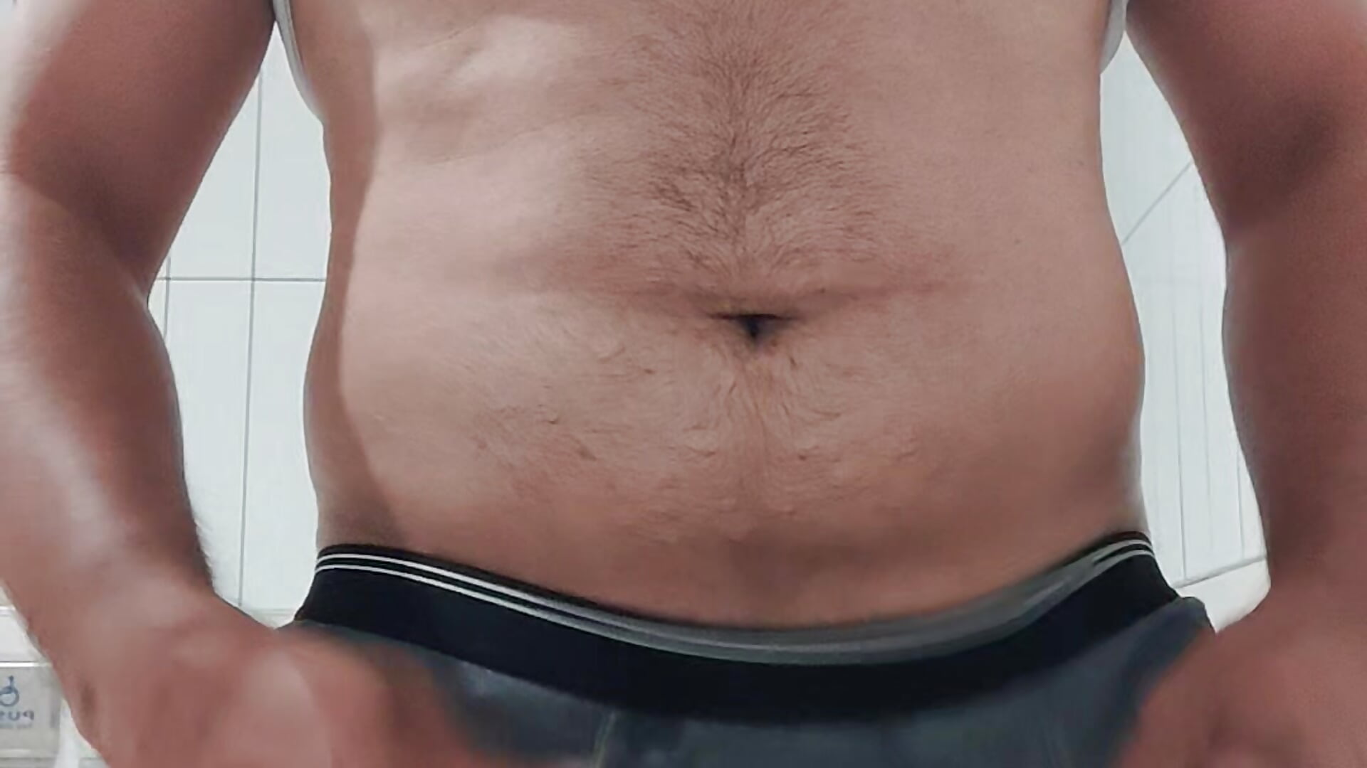 Playing in store washroom — filmik dickontop_24, modela(-lki) na kamerkach