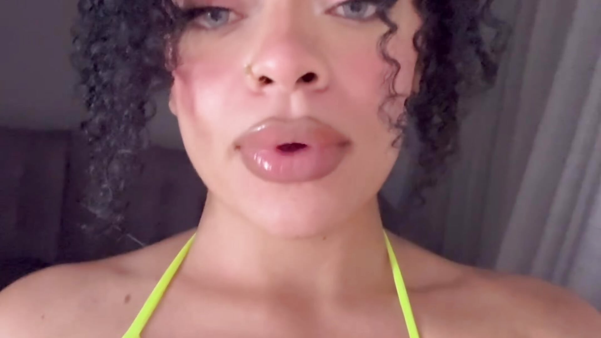 Me gusta tu danza y tu cuerpos - video by Alyssa_Houston cam model