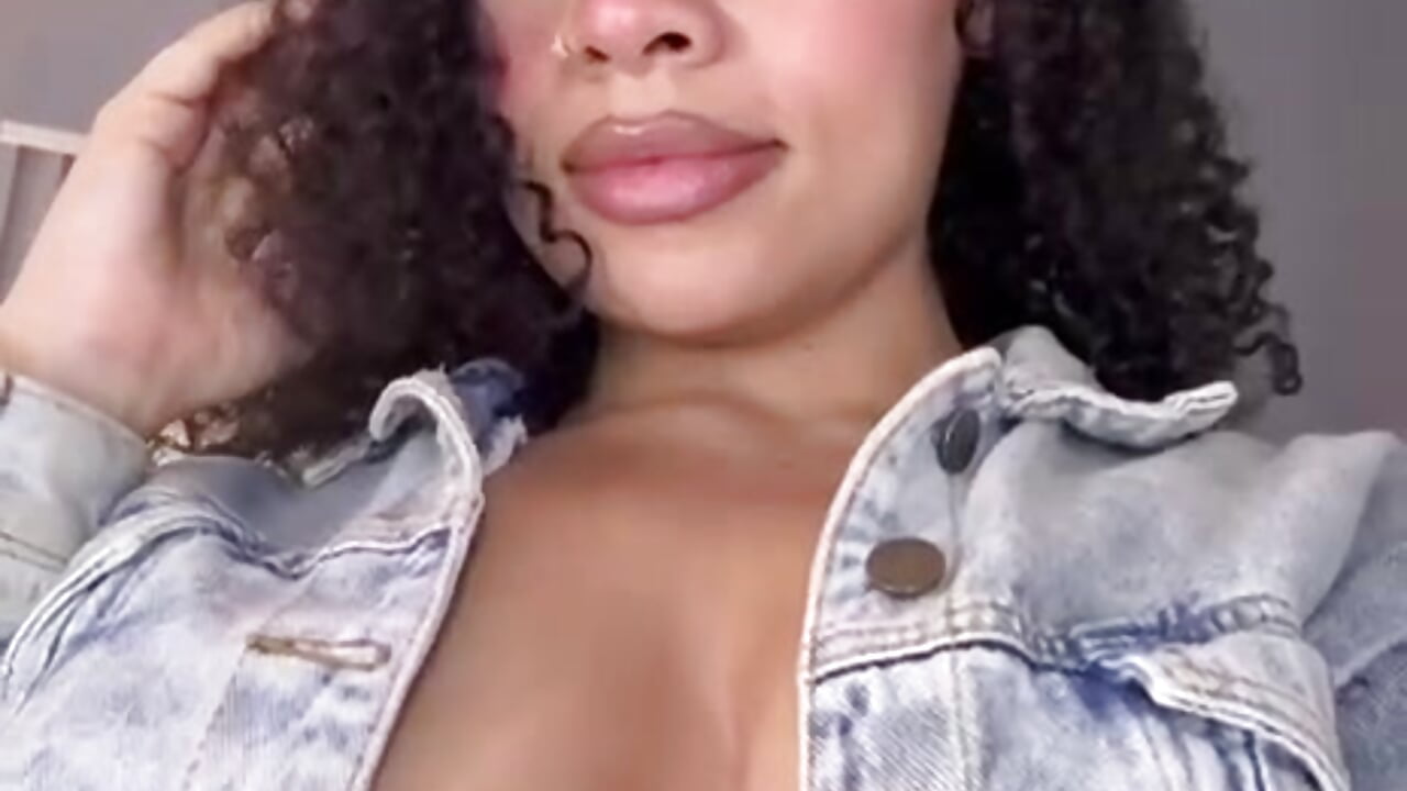 A little private moment just for you… 💕– Alyssa_Houston kameramodell videója