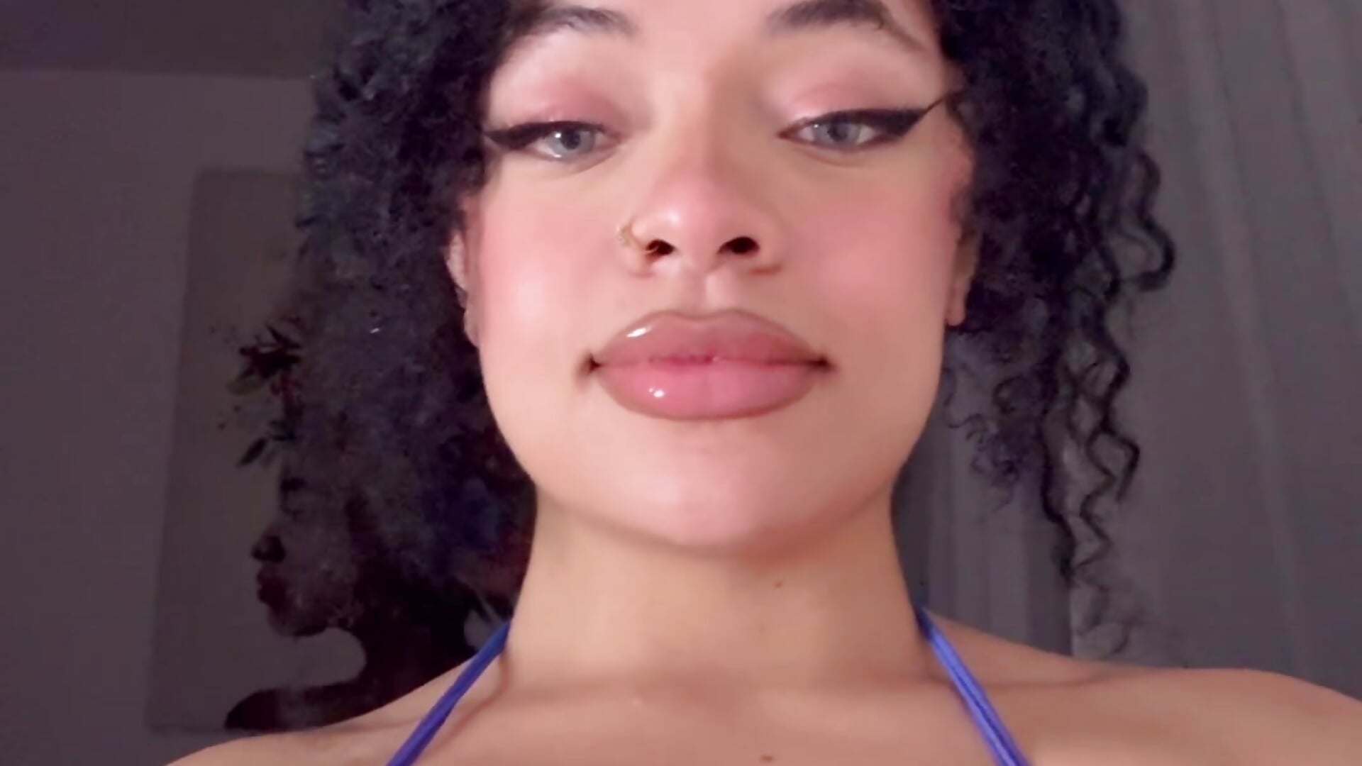 You have me crazy for your kisses💋 - video by Alyssa_Houston cam model