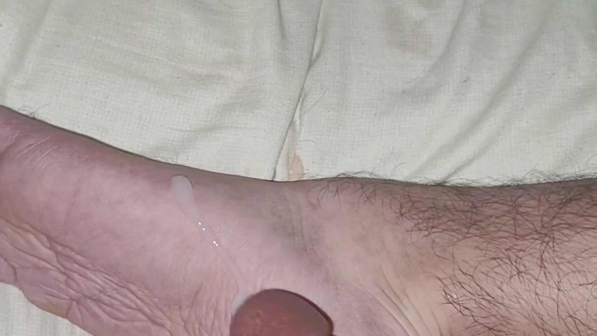 Se siente bien rica la leche en mis pies 🤤🥵🥵💦