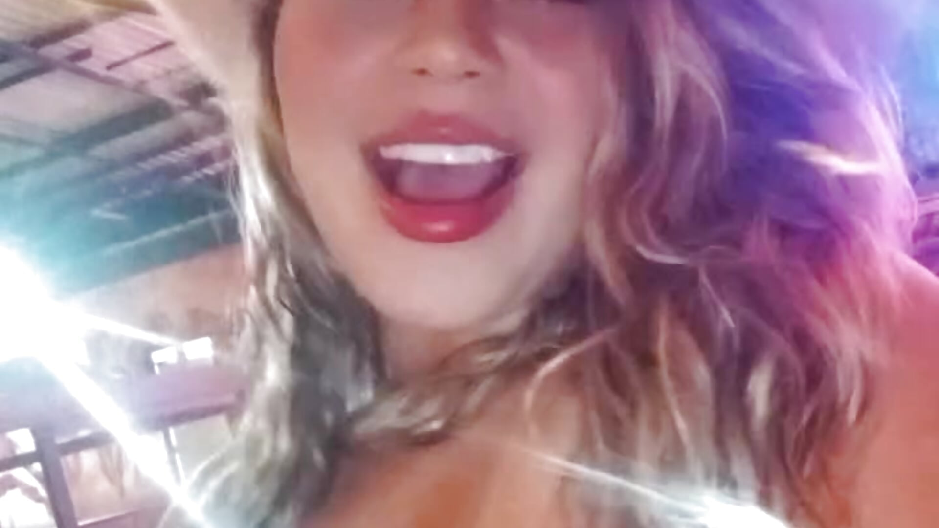 Partying in a stable. 🤭 - vidéo du modèle de showcams LaurenWelly_