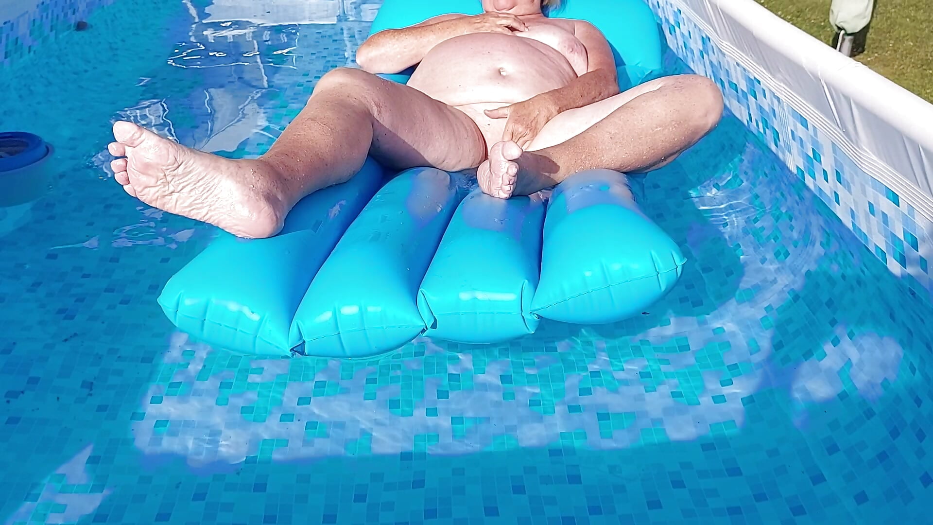 Nude Pool pussy-play - video by _sunshine__ cam model