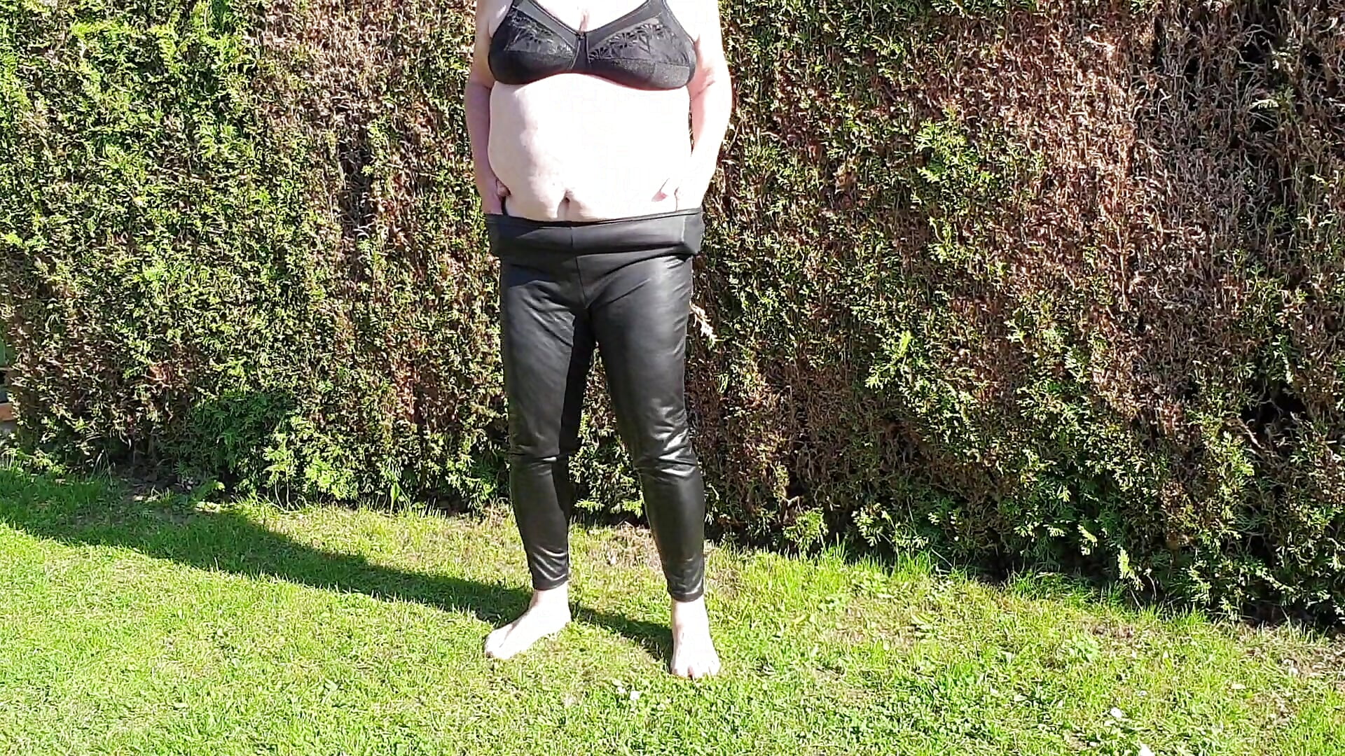 Outdoor - Strip Wetlook Leggins - video by _sunshine__ cam model