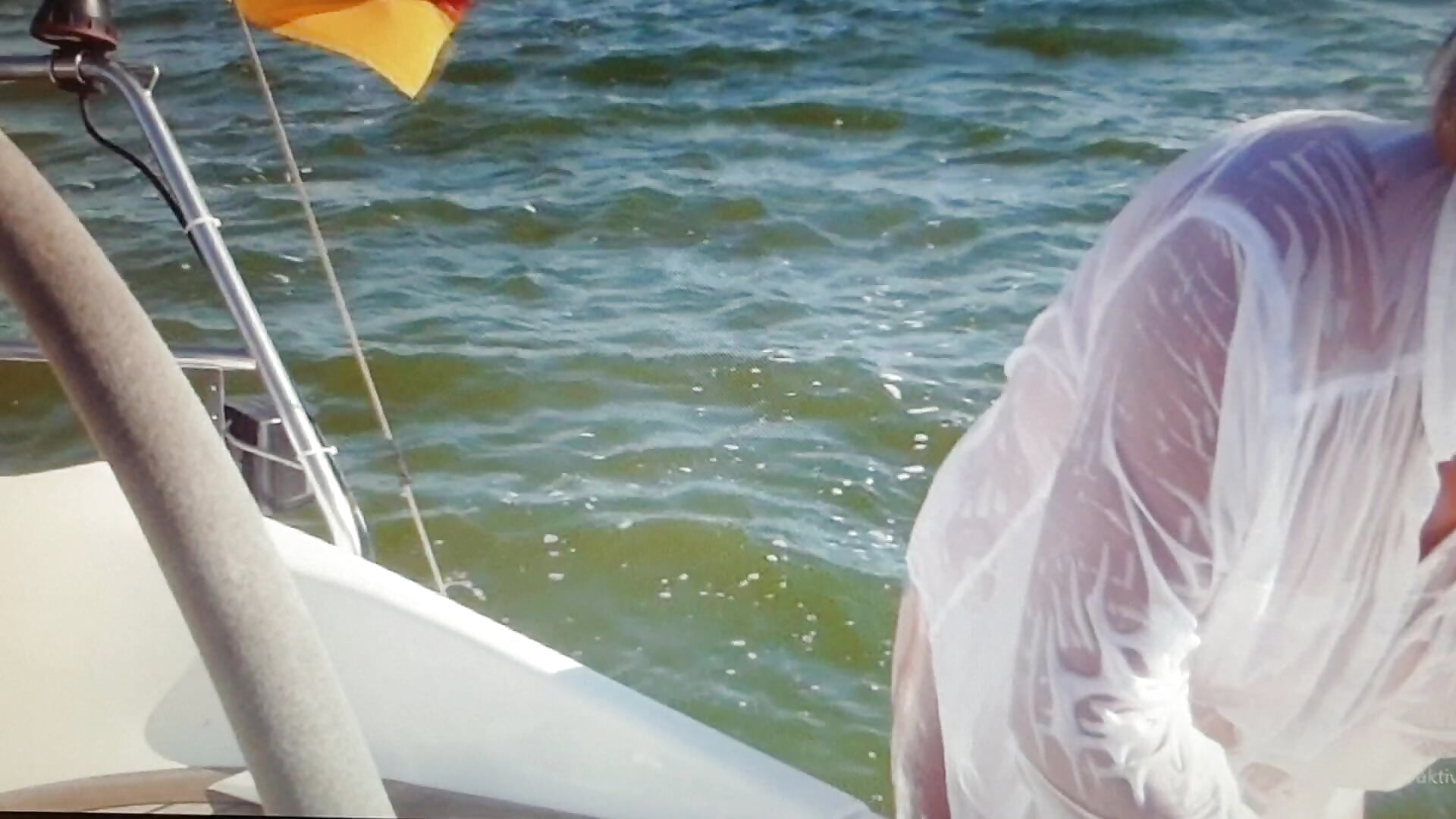 Wetlook - Duschen in weißer Bluse auf einem Boot - video by _sunshine__ cam model