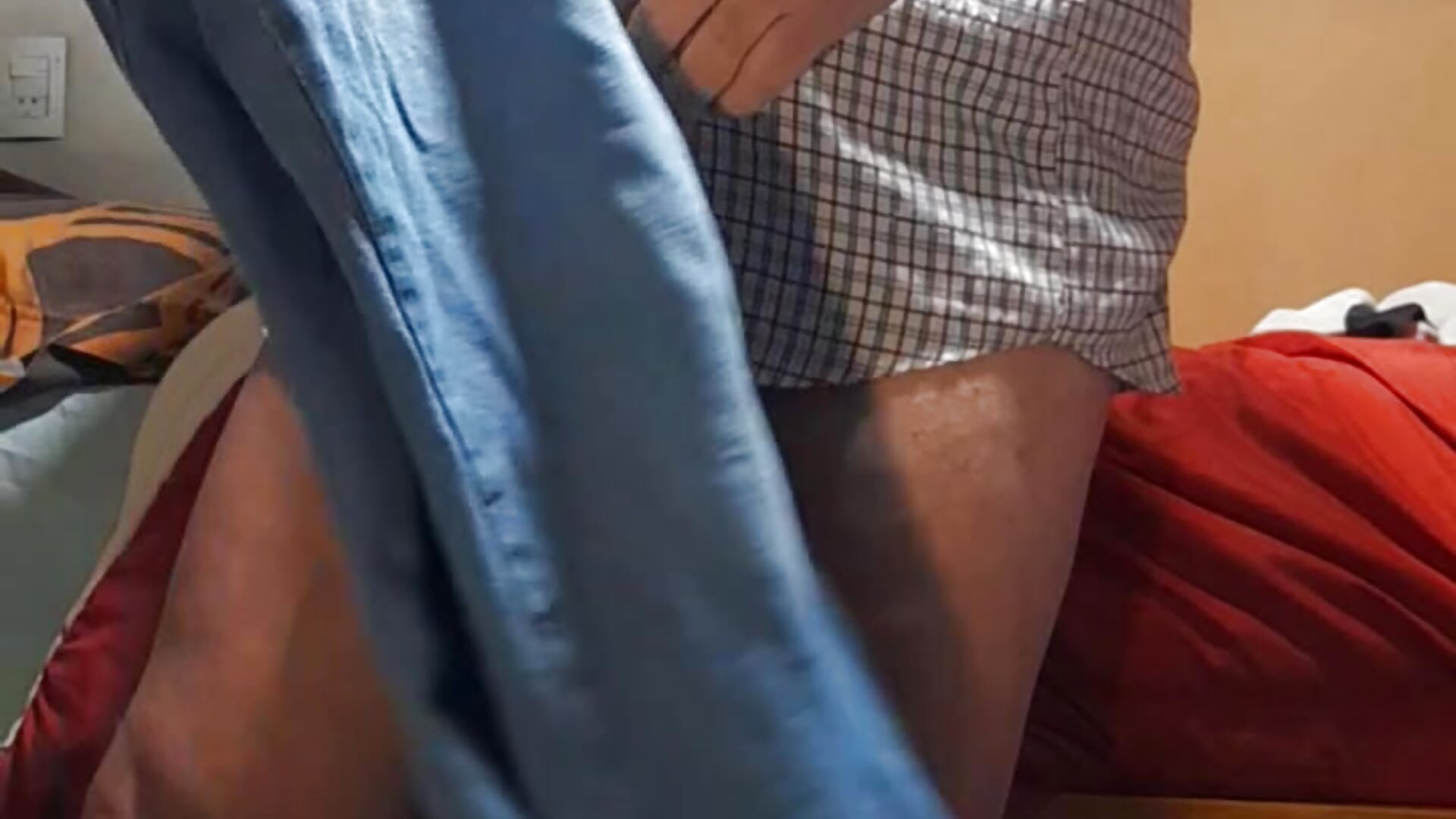 His strip show. Fully naked! – video af AmateurHotCoupleSix cam-model