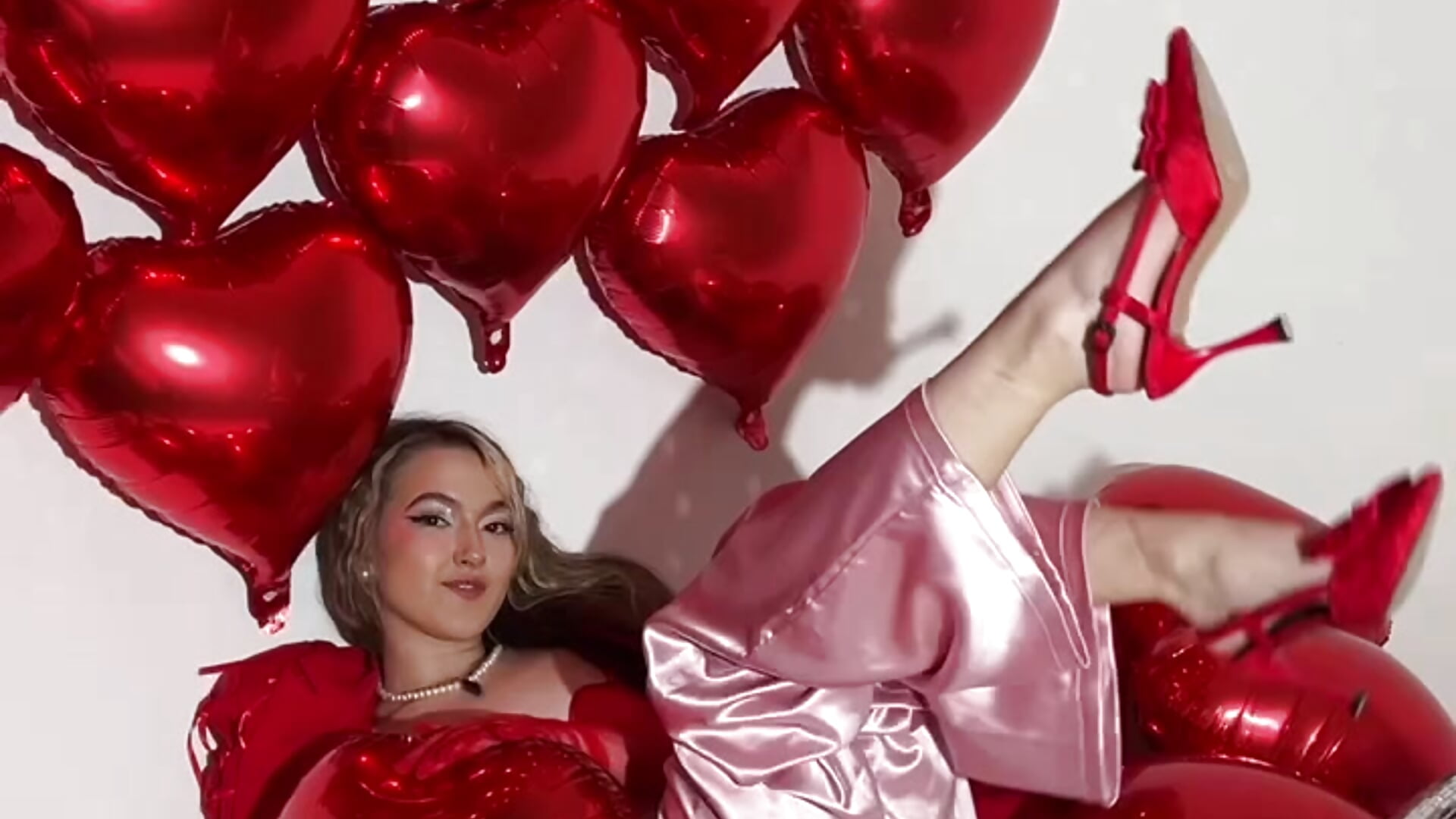 Let the vibe speak louder than words. ✨ - video by CathrynGeer cam model