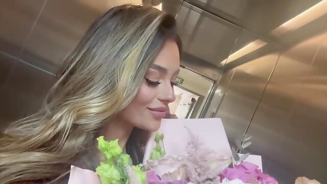 Lift me gently - فيديو من YasmineShaw موديل الكام