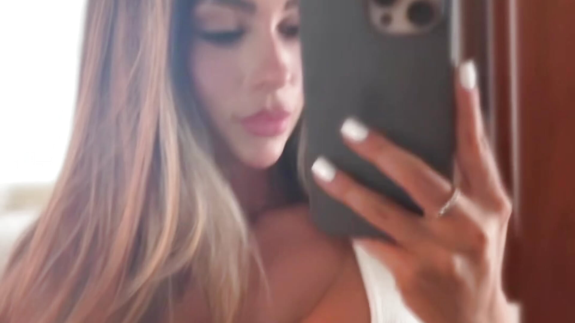 Almost naked 🤍 Bedroom - فيديو من YasmineShaw موديل الكام