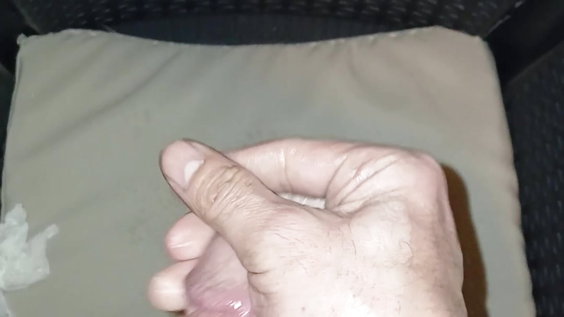 Grosse ejac sur le fauteuil du voisin oups