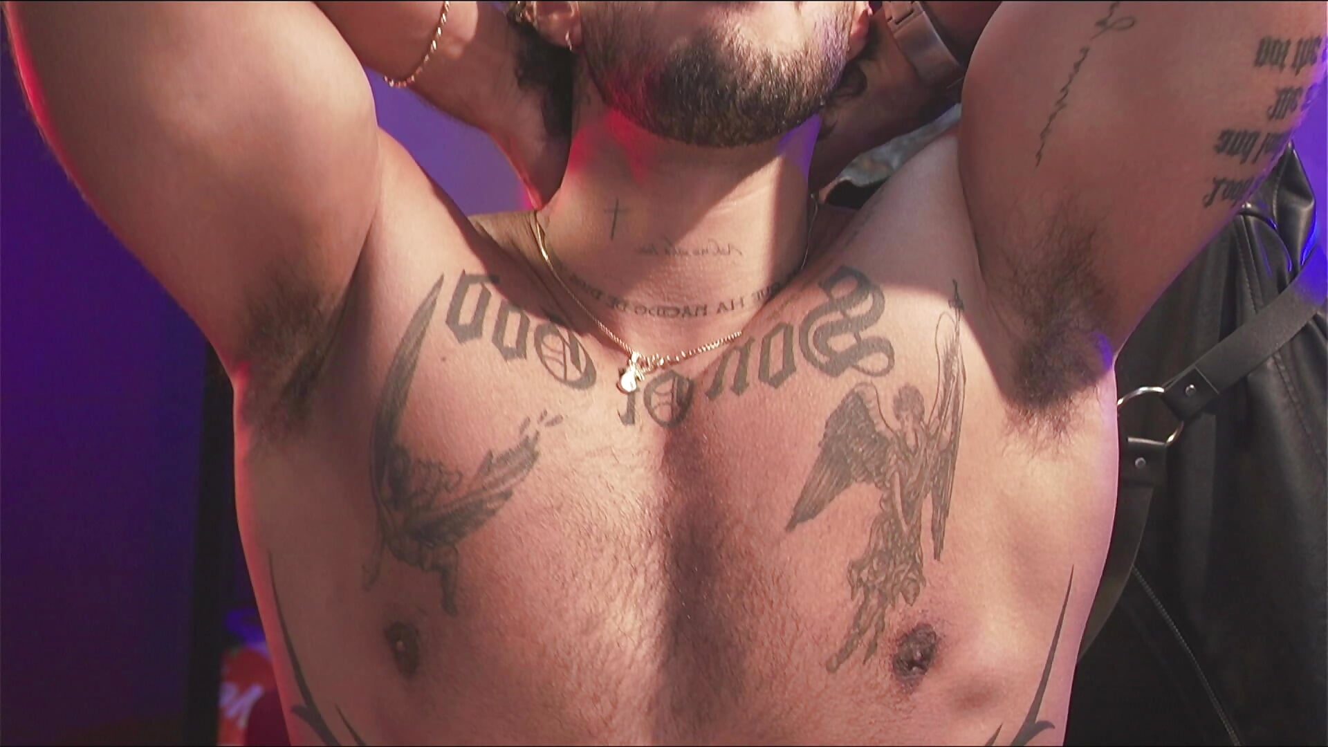 LICKING BICEPS closeup HAIRY PITS - 視頻由 JACOB_MARTINS 主播提供