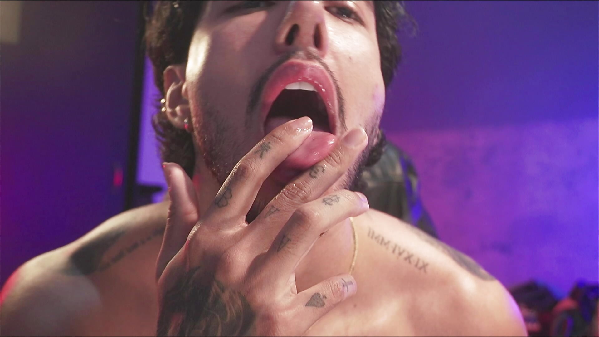 close up LICKING - 視頻由 JACOB_MARTINS 主播提供