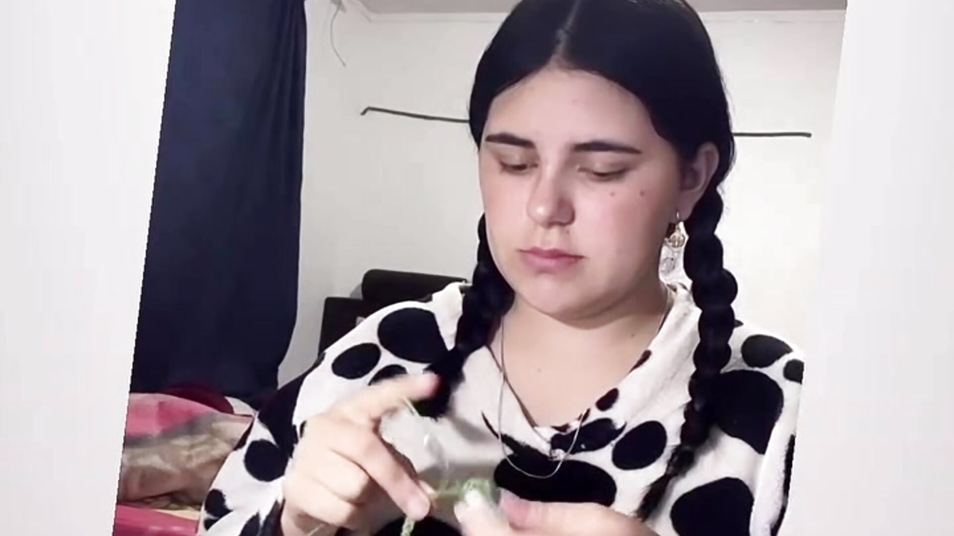 Aprendiendo - วิดีโอโดย emiliaharper408 โมเดลแคม