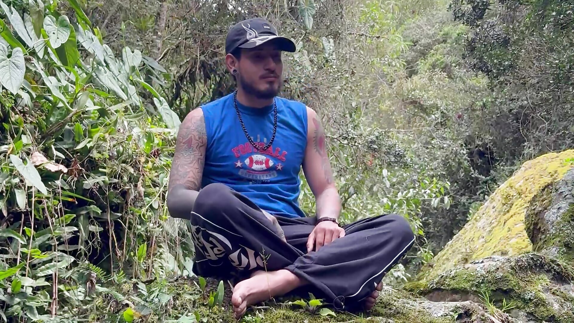 Enjoying the falling water💦 - video by black_leon cam model