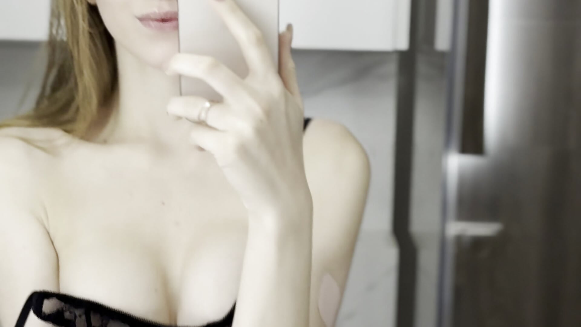 It seems like my bra will fall off any moment－カメラキャストのPollyAgataの動画