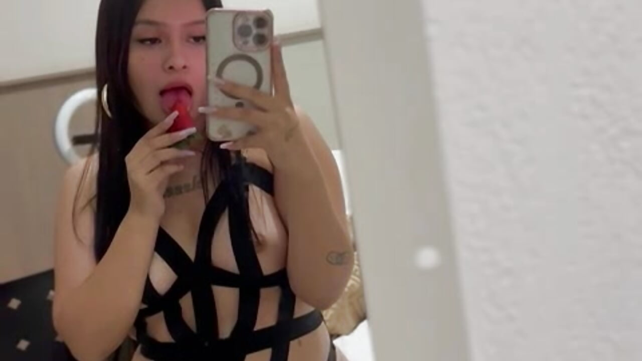comiendo una 🍓