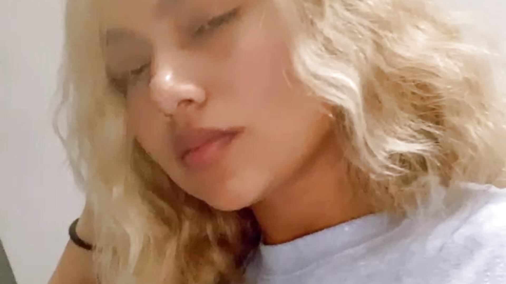 Blonde - video by amanda-medrano1 cam model