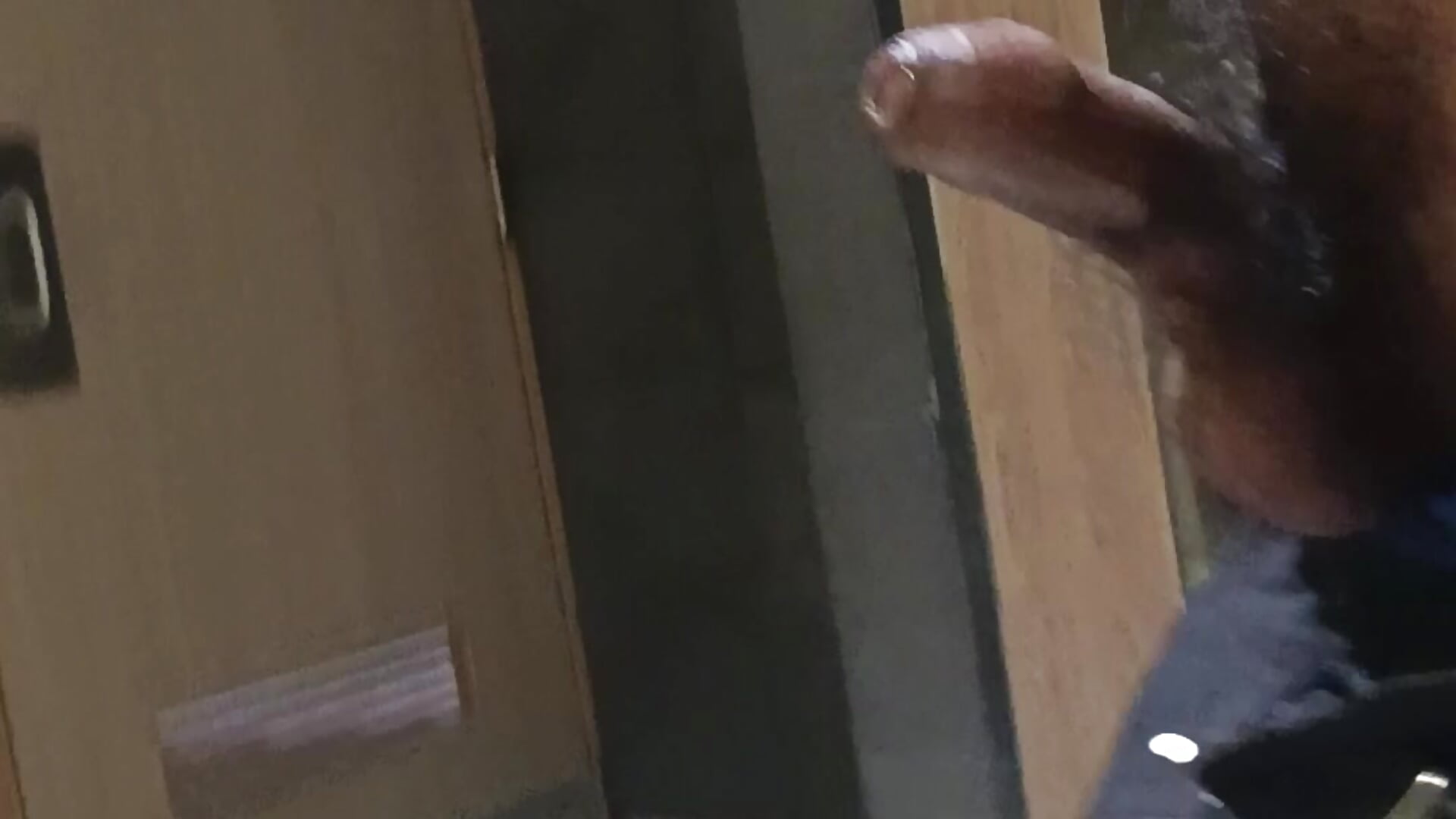 Masturbandome en el baño con la puerta abierta y cerca de los lavabos