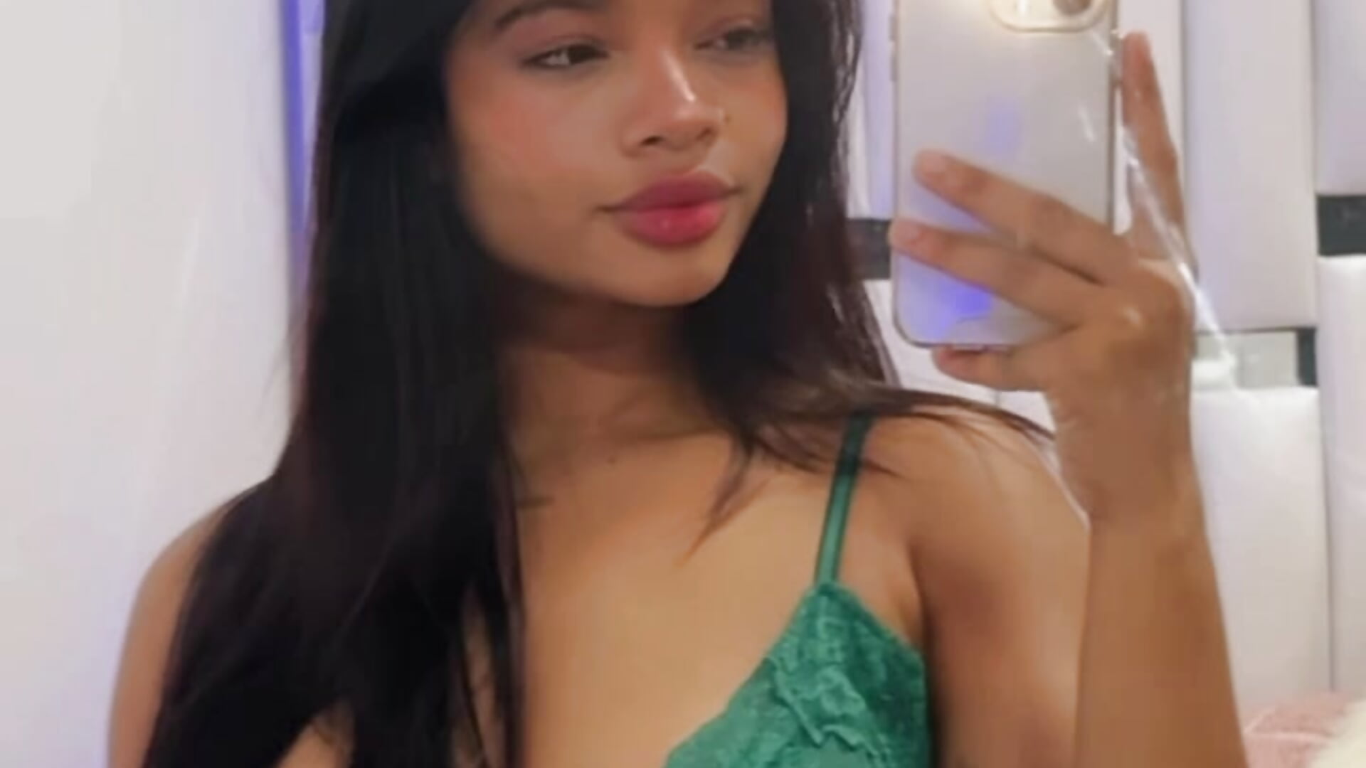 a70bf8d8a2114bd58a5939ee24b31e9e - video van alanajonhsonm cam-model