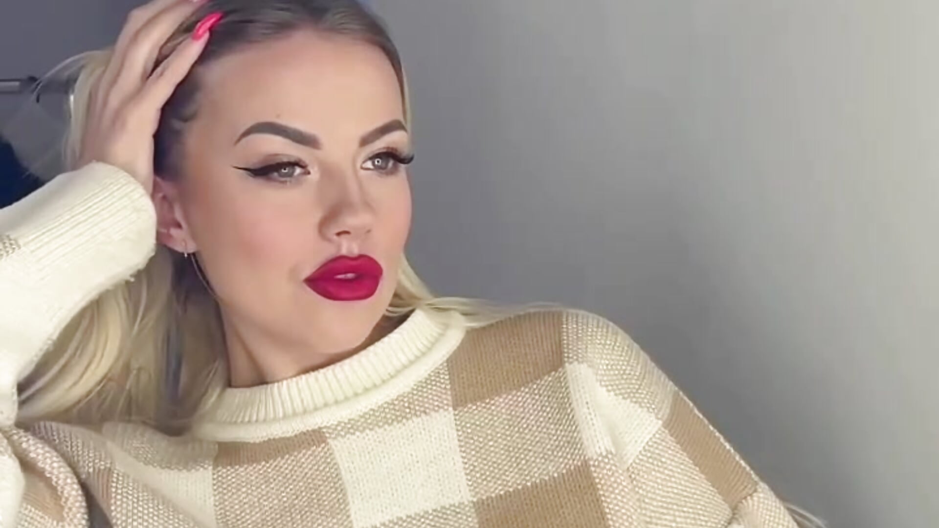 Red lipstick for you - video by EmilyRobbie cam model